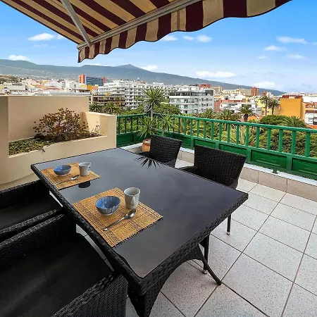 Large Penthouse With Sunny Terrace شقة