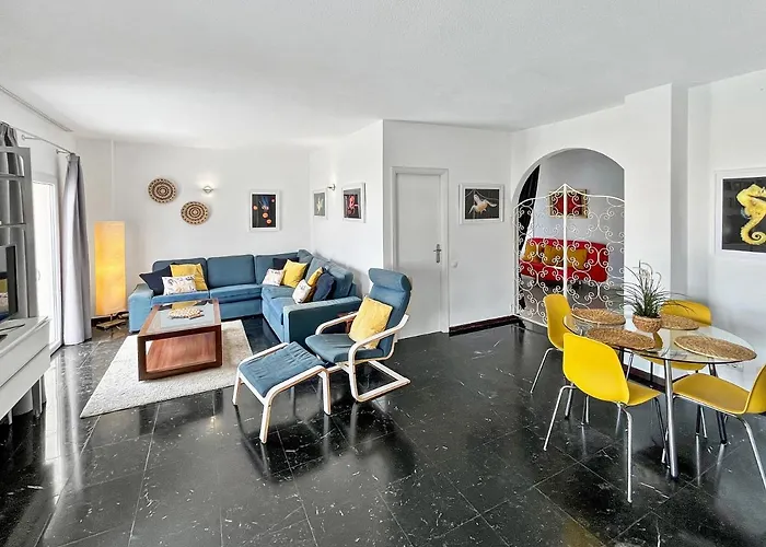 Large Penthouse With Sunny Terrace דירה