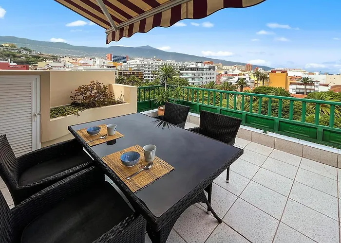 Large Penthouse With Sunny Terrace דירה